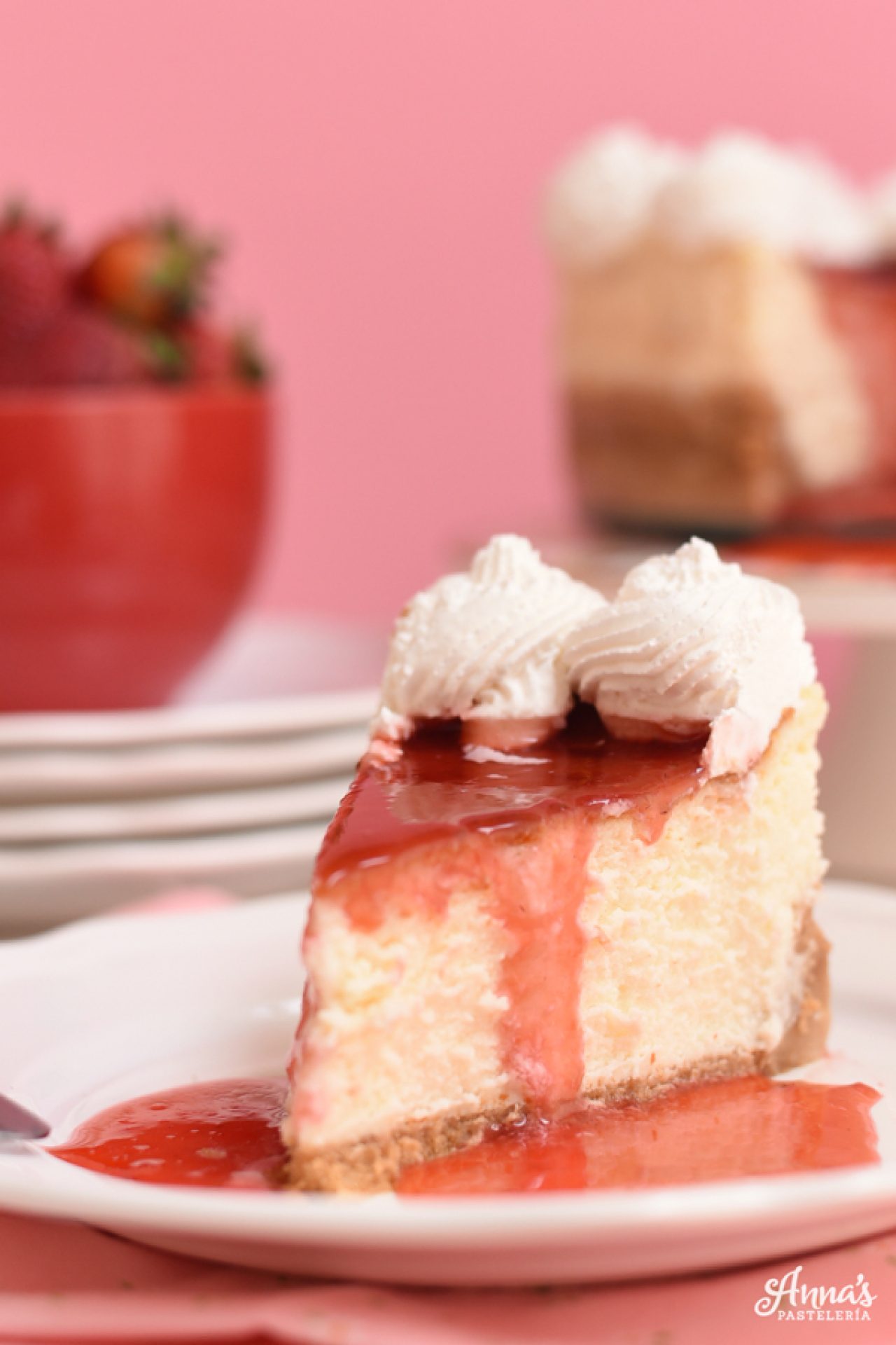Cheesecake clásica con topping de fresas