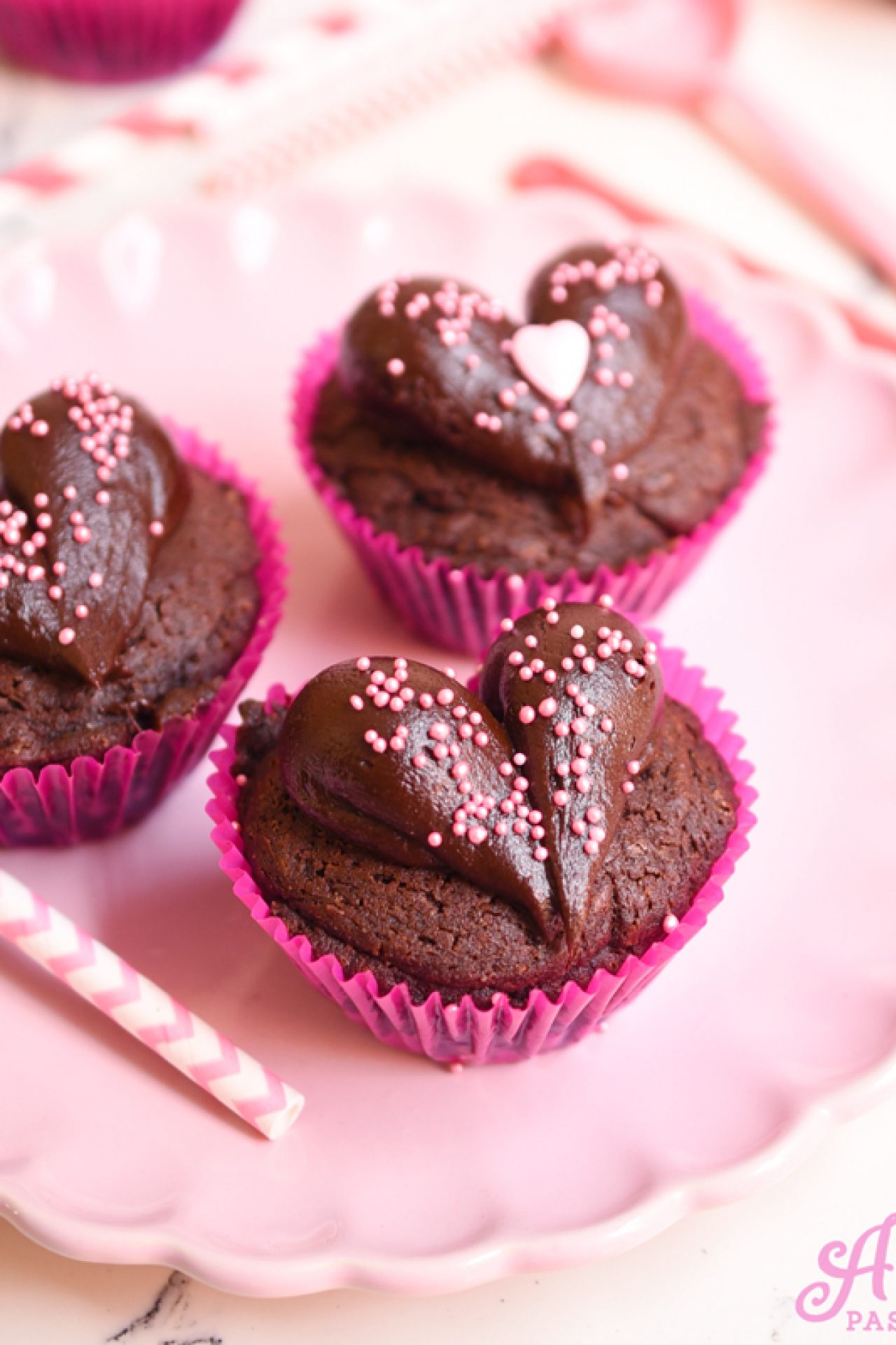 Cupcakes de brownie con frosting de chocolate (en forma de corazón!)
