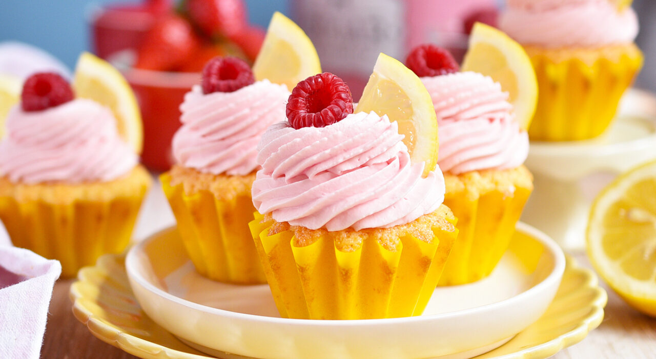 Cupcakes de limón con frosting de fresa