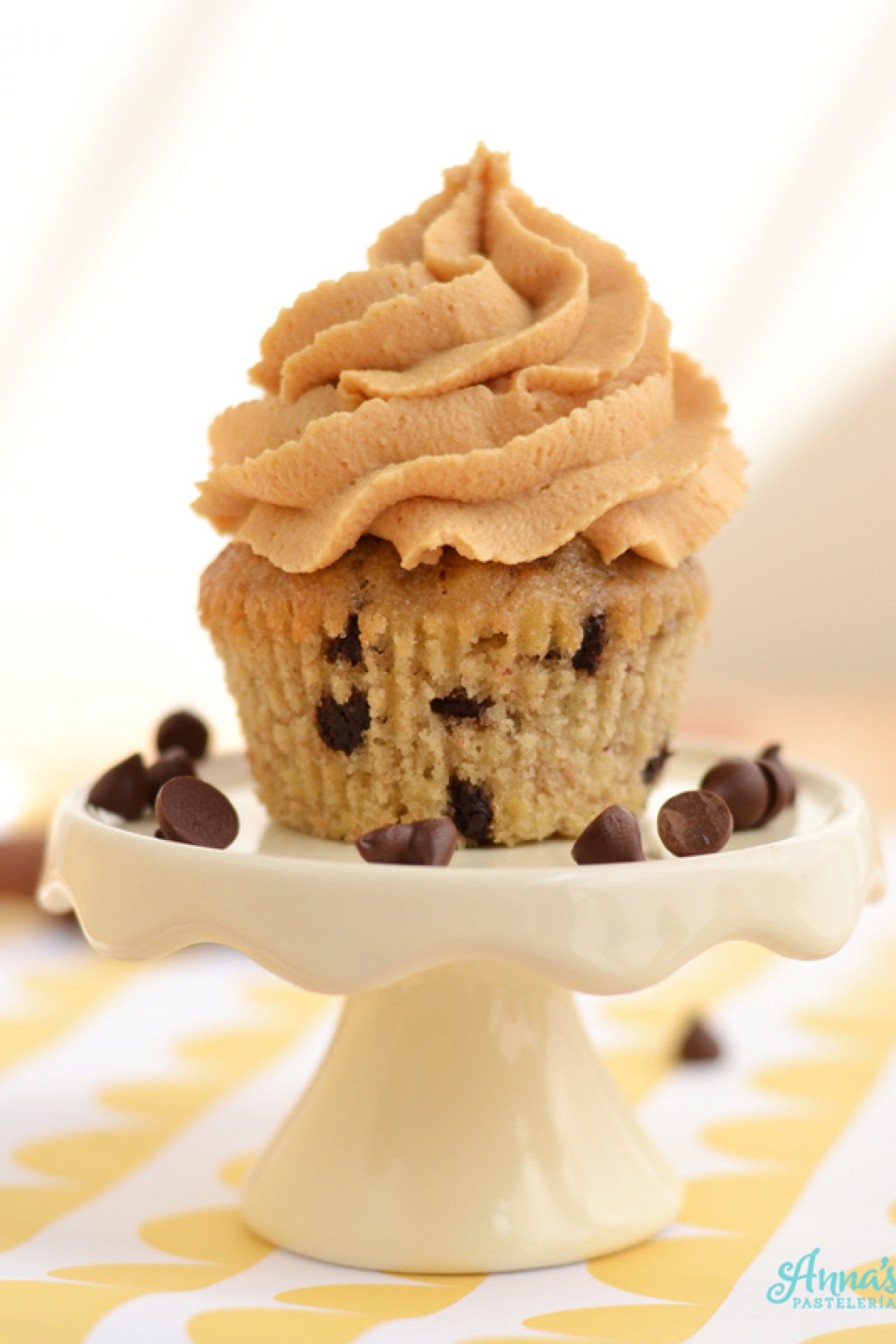 Cupcakes de banana y chips de chocolate con frosting de mantequilla de maní