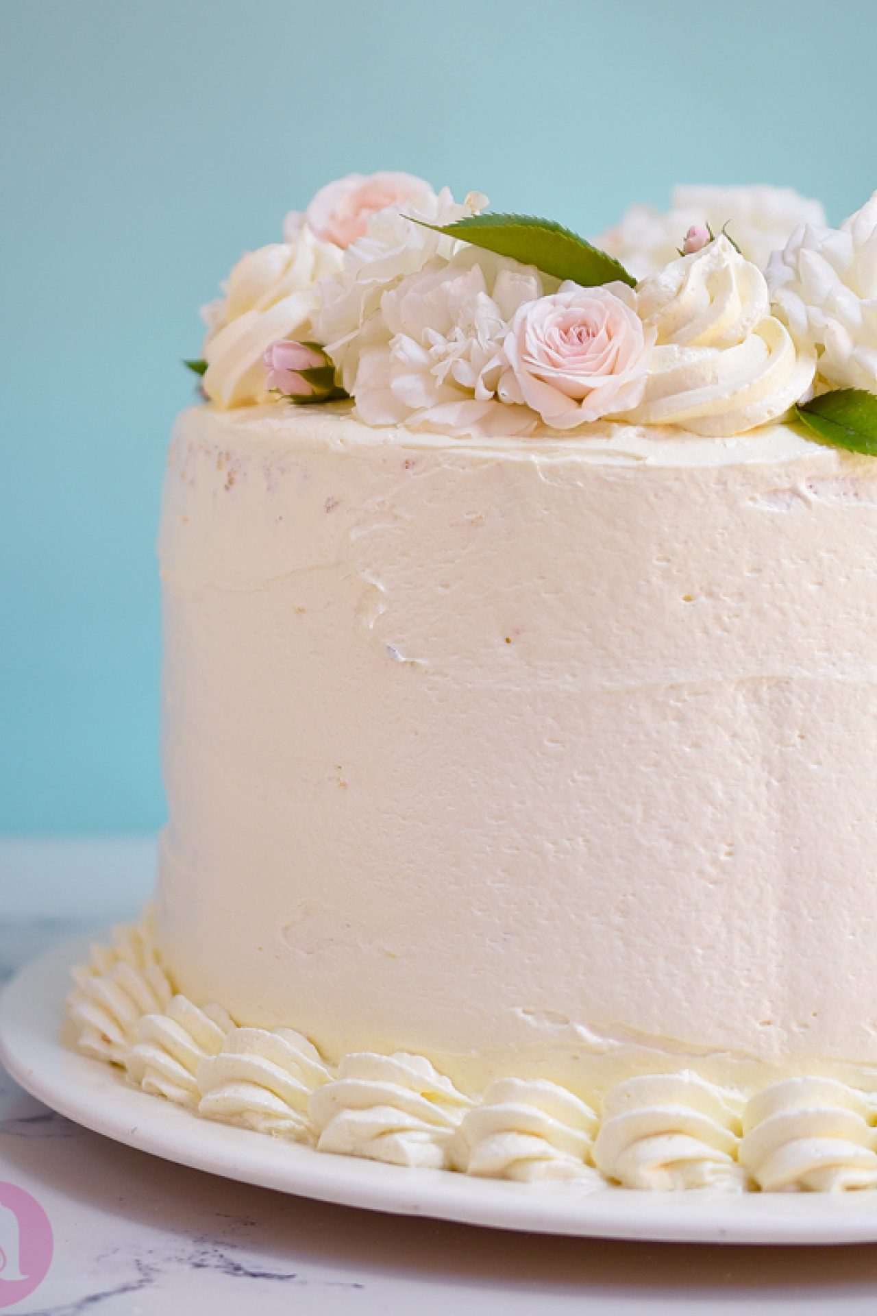 Torta de vainilla rellena con crema pastelera, fresas y melocotones