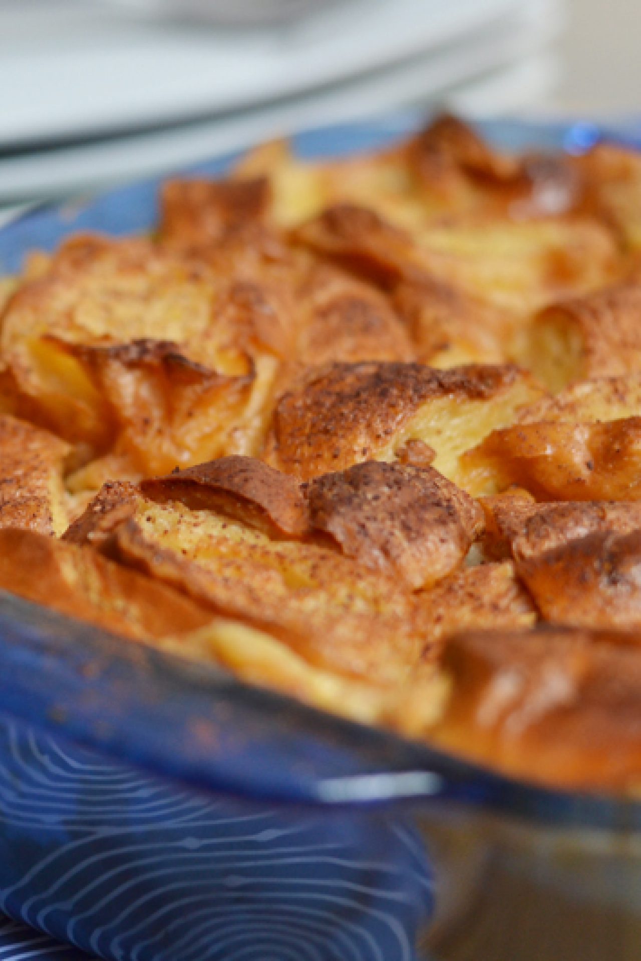 Torta de croissants con bananas Foster